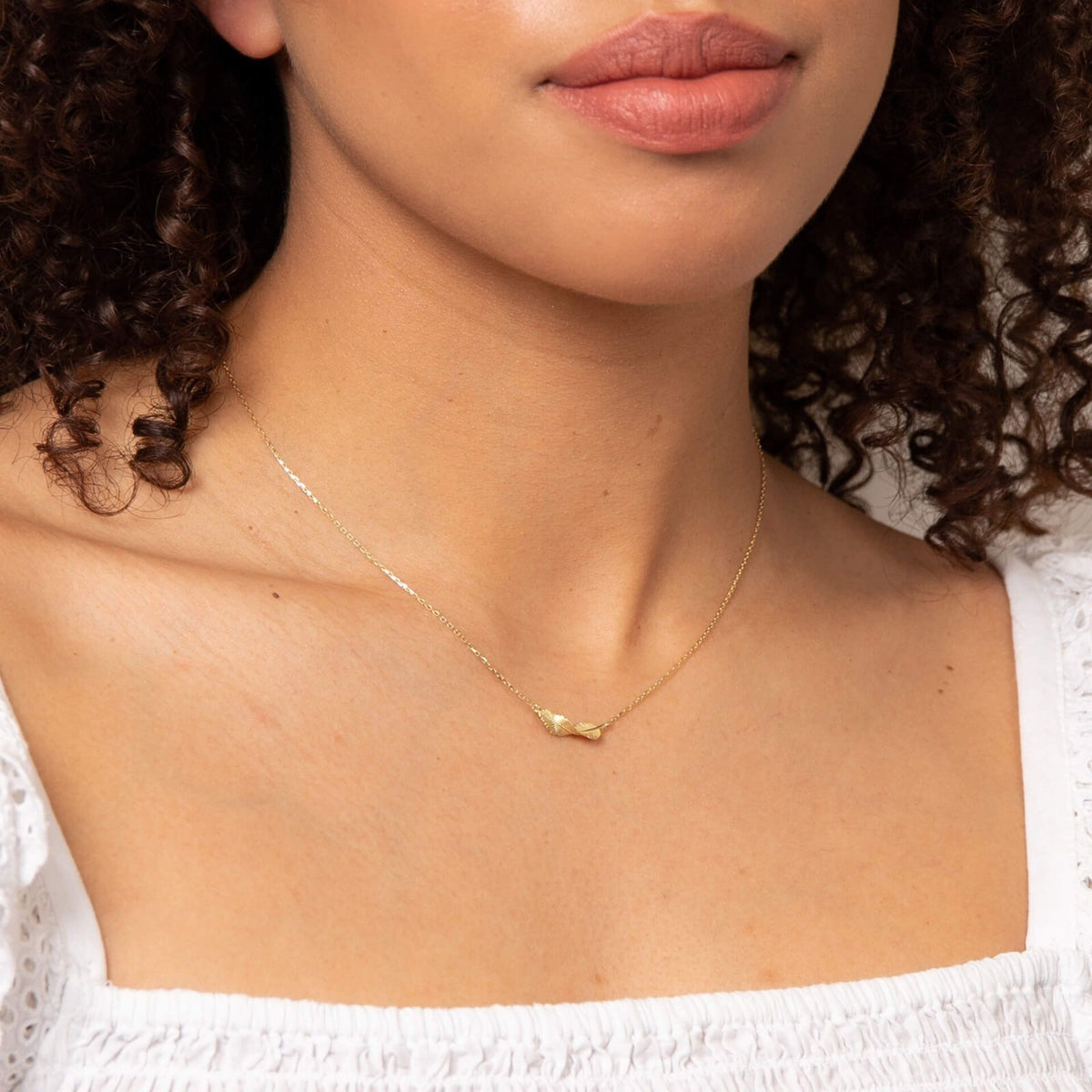 Twisted Leaf Necklace 9ct Yellow Gold 375 Hallmarked British Made Brand New